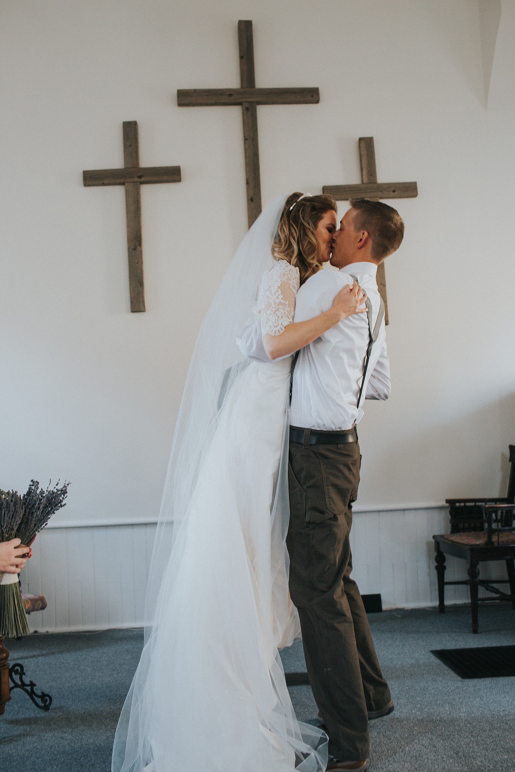 first kiss, church, bride, groom